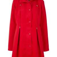 Женское пальто с капюшоном и складками красное